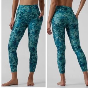 Athleta Salutaion Stash legging Size M